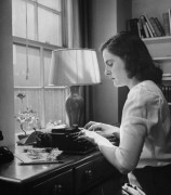 Rašytoja Mary McCarthy prie darbo stalo. 1944. Ninos Leen nuotrauka