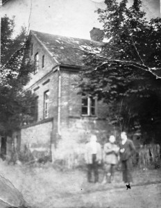 Antoniškių dvaras. Užrašas kitoje nuotraukos pusėje: „Dwór Antoniszki, dom mieszkalny. Pamiątka Juozapajtisa. 1927 r. 20 lipca“ 