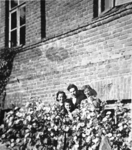 Antoniškių dvaras. Pirma iš kairės – Felicija Dranseikienė. Apie 1945. Nuotraukos iš Elenos Dranseikaitės asmeninio archyvo