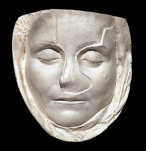 Pomirtinė merginos kaukė iš romėnų valdomos Galijos