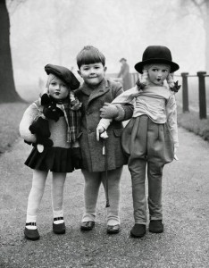 Elliott Erwitt. Berniukas su dviem didelėmis lėlėmis. 1950