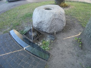 Ragučio šventyklos akmuo Pilies gatvėje, Vilniuje. Valdemaro Šimėno nuotrauka