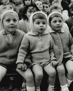 Alfred Eisenstaedt. Šv. Jurgio ir drakono istoriją lėlių teatre žiūrintys vaikai. Tiuilri, Paryžius. 1963