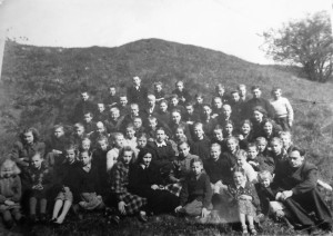 Kaupiškių septynmetės mokyklos mokiniai ir mokytojai. Paskutinėje eilėje ketvirtas iš dešinės – Jonas Ražinskas. 1955