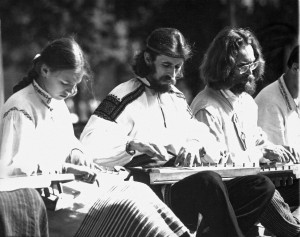Saulė Vakrinaitė, Valdis Muktupavelas ir Evaldas Vyčinas kankliuoja festivalyje „Skamba skamba kankliai“. Apie 1983. Asmeninio archyvo nuotrauka 