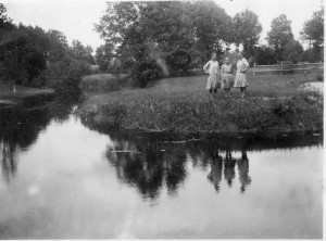 Katrė, Elzė ir Marta Gocentaitės Gardame, dauboje už Tenenio upės. 1928. Asmeninio albumo nuotraukos