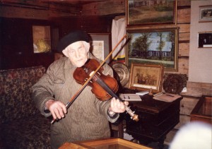 Stasys Ankevičius griežia Vinco Kudirkos smuiku. 1980–1985.  Nuotrauka iš Vilkaviškio rajono Suvalkijos (Sūduvos) kultūros centro-muziejaus fondų 