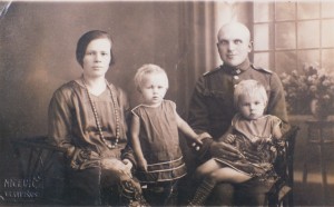 Vincentas ir Marijona Baltūsiai su dukrelėmis. Ant kelių sėdi vyresnėlė Laima. 1928