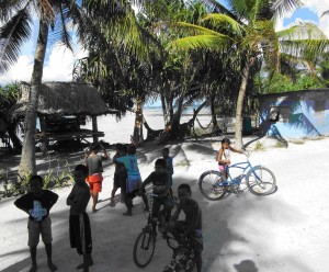 Smalsūs Kiribačio vaikai. Nuo mūsų, kurie dalijamės vieną Žemę, priklausys, ar jie galės gyventi savo šalyje, turėti savo papročius ir kalbą.