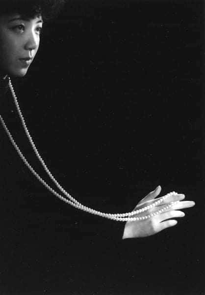 Ryukichi Shibuya. Moteris su ilgu perlų vėriniu. Apie 1936