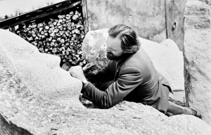 Jonas Žentelis, savamokslis skulptorius, prie kūrinio „Gyvybės globėja“. Apie 1982
