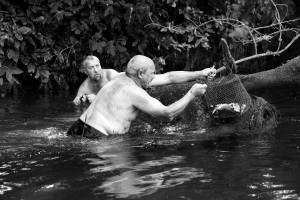 Klaudijus Driskius. Jonas Lukša ir Jonas Štura oliauja (rankomis gaudo žuvį) Ašmenoje. 2012