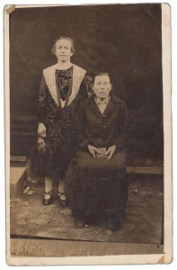 Elena Buzaitė-Niparavičienė (1898–1979) ir Marcelina Bajarauskaitė-Buzienė (1875–1948)