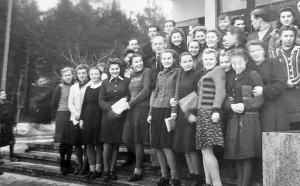 Seminaristai ir jų auklėtojas Adolfas Ramanauskas-Vanagas (antroje eilėje antras iš kairės) prie Alytaus mokytojų seminarijos Birutės gatvėje. Veronika Šarakauskaitė (Šimukonienė) antroje eilėje pirma iš dešinės. Kitoje pusėje užrašas: „Prieš Kalėdų atostogas. 1945.XII.17“