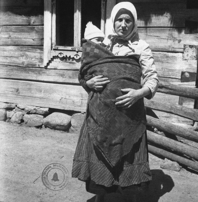 Su kūdikiu skraistėje. 1935. Balio Buračo nuotrauka