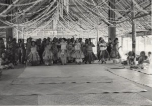 Merginos ir moterys šoka tradicinį pasveikinimo šokį. Tuvalu, 1977