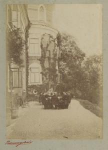 Raudondvario dvaras nuo Nevėžio pusės. 1896. Nuotraukos autorius – grafas Benediktas Henrikas Tiškevičius. Iš Kauno rajono muziejaus rinkinių
